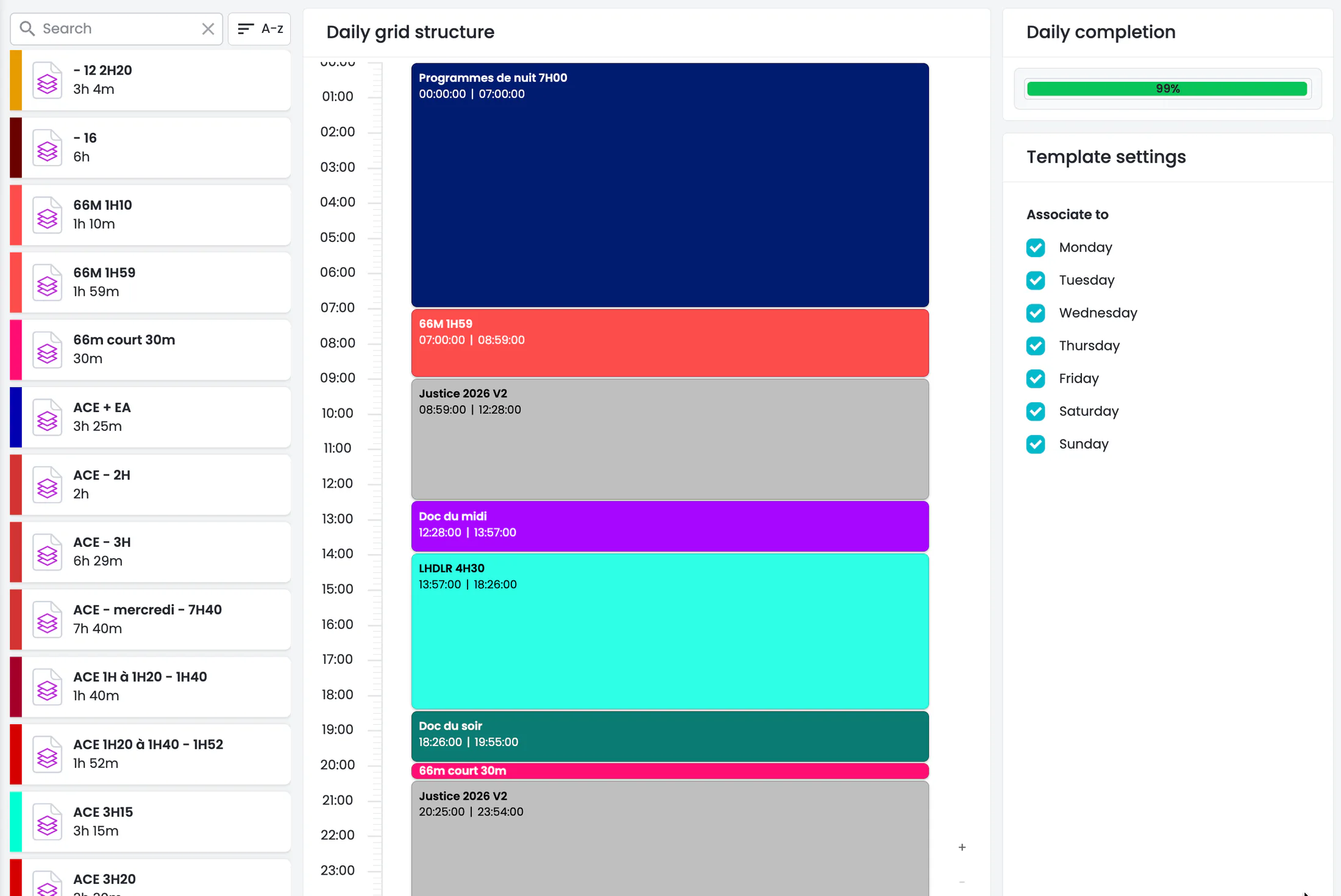 Interface OKAST Channels montrant un modèle de journée composé de blocs de programmes et associé aux jours de la semaine.
